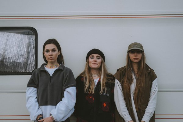 How can women in the UK find the best deals on fashion?